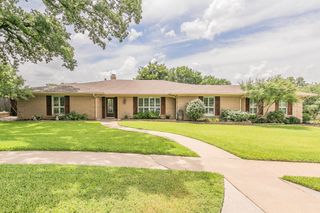 11 Country Club Court, Pantego, TX 76013