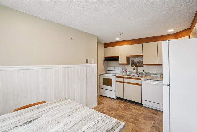 16 Middlesex St 5, Chelmsford, MA 01863