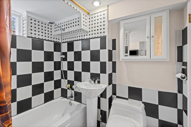 2011 E Touhy Avenue, Des Plaines, IL 60018
