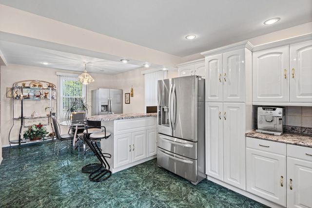 2011 E Touhy Avenue, Des Plaines, IL 60018