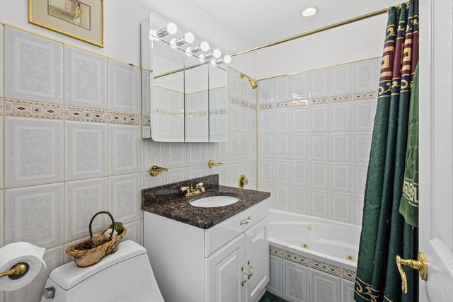 2011 E Touhy Avenue, Des Plaines, IL 60018
