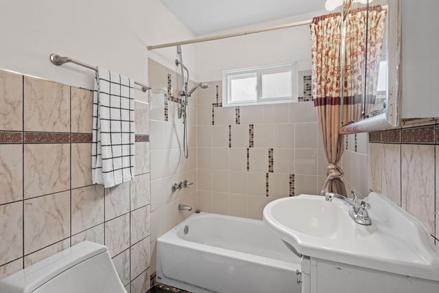 2011 E Touhy Avenue, Des Plaines, IL 60018