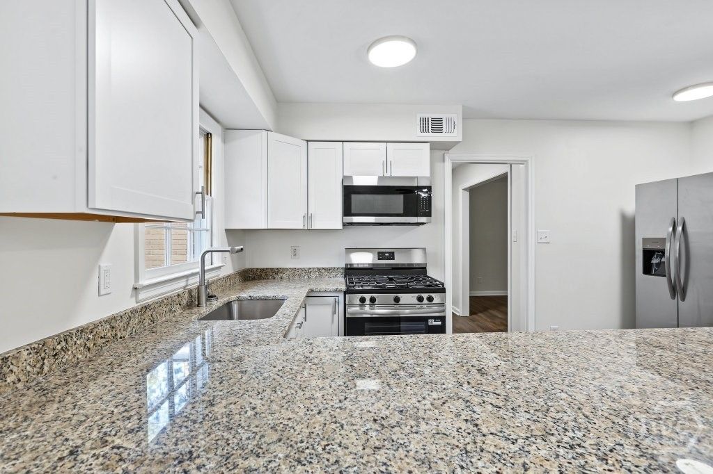 Image 8 of property listing at 607 Glenbrook Road, Savannah, GA 31419