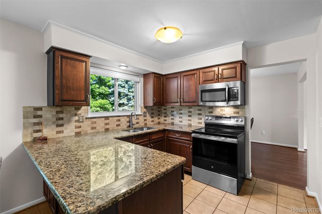 100 Dalton Drive, Rochester Hills, MI 48307