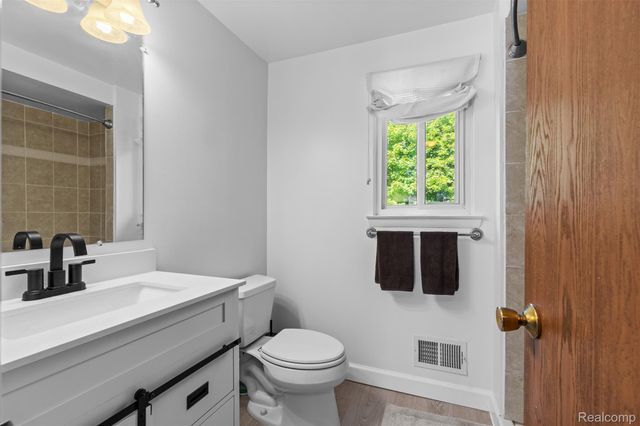 100 Dalton Drive, Rochester Hills, MI 48307