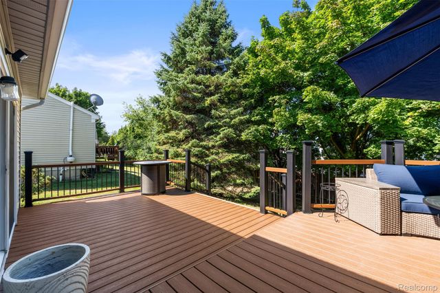 100 Dalton Drive, Rochester Hills, MI 48307