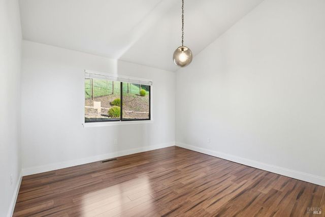 5827 La Cuesta Dr, Santa Rosa, CA 95409