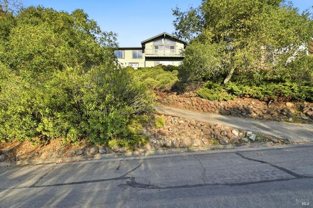 5827 La Cuesta Dr, Santa Rosa, CA 95409