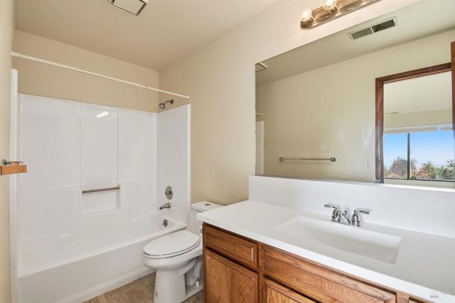 5827 La Cuesta Dr, Santa Rosa, CA 95409