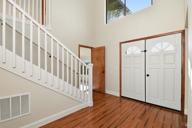 5827 La Cuesta Dr, Santa Rosa, CA 95409