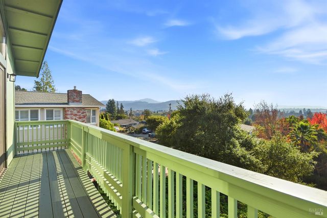 5827 La Cuesta Dr, Santa Rosa, CA 95409