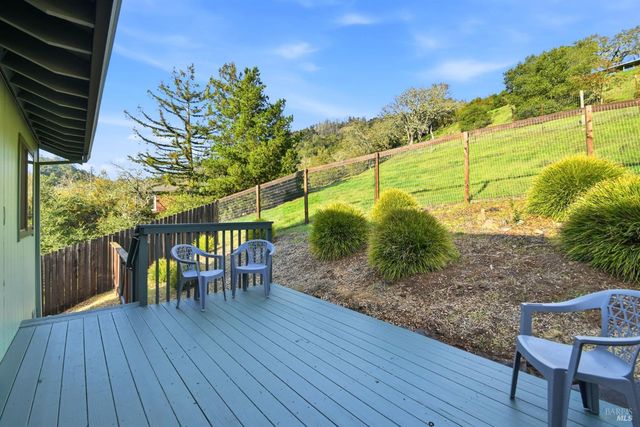 5827 La Cuesta Dr, Santa Rosa, CA 95409