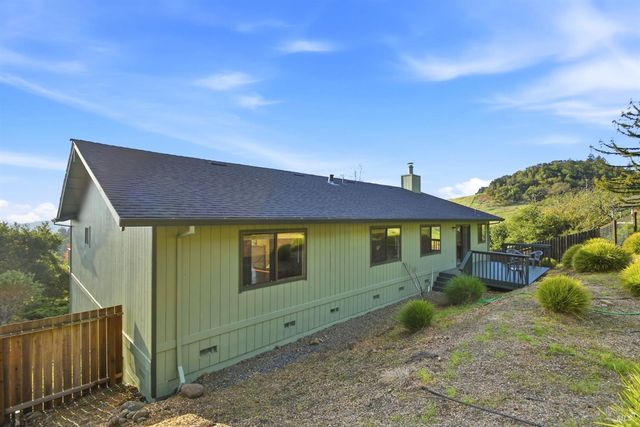 5827 La Cuesta Dr, Santa Rosa, CA 95409