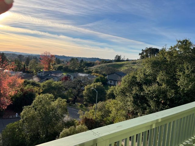 5827 La Cuesta Dr, Santa Rosa, CA 95409