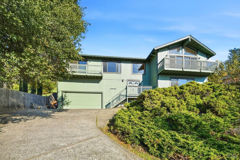 5827 La Cuesta Dr, Santa Rosa, CA 95409