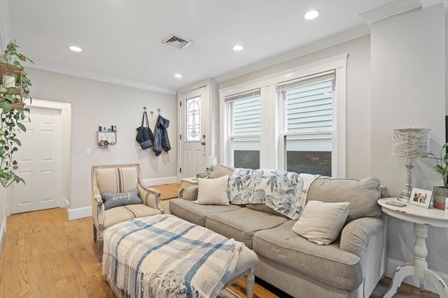 521 E 5th St 1, Boston, MA 02127