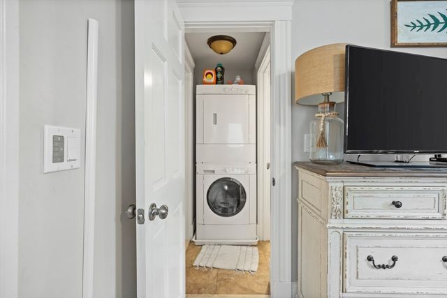 521 E 5th St 1, Boston, MA 02127