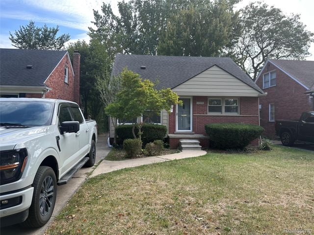 20490 Country Club Drive, Harper Woods, MI 48225