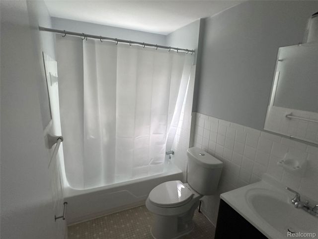 20490 Country Club Drive, Harper Woods, MI 48225