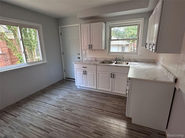 20490 Country Club Drive, Harper Woods, MI 48225