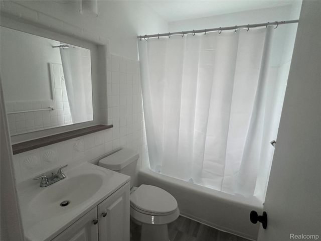 20490 Country Club Drive, Harper Woods, MI 48225