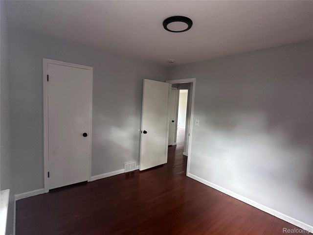 20490 Country Club Drive, Harper Woods, MI 48225