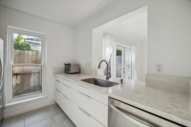 505 Westcott Street 104, Houston, TX 77007