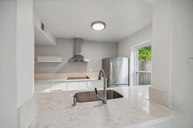 505 Westcott Street 104, Houston, TX 77007