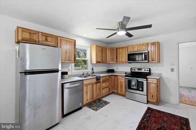 1381 LEETOWN RD, Summit Point, WV 25446
