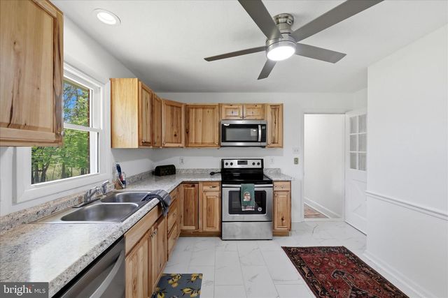 1381 LEETOWN RD, Summit Point, WV 25446