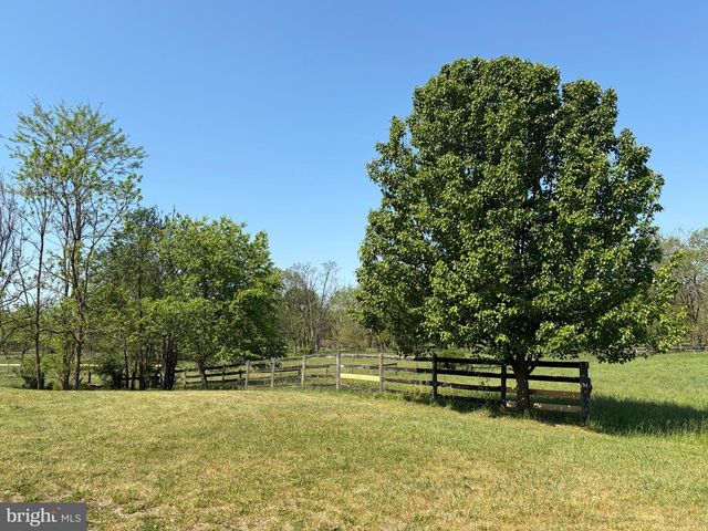 1381 LEETOWN RD, Summit Point, WV 25446