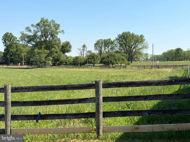 1381 LEETOWN RD, Summit Point, WV 25446