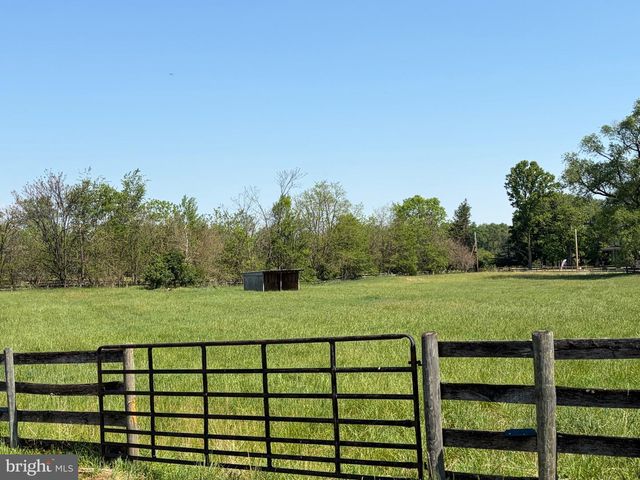 1381 LEETOWN RD, Summit Point, WV 25446