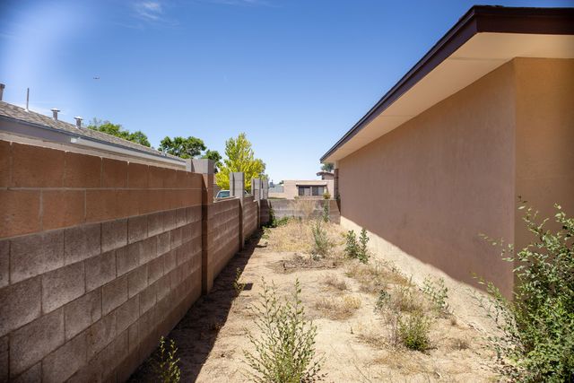 5406 Edwards Drive NE, Albuquerque, NM 87111