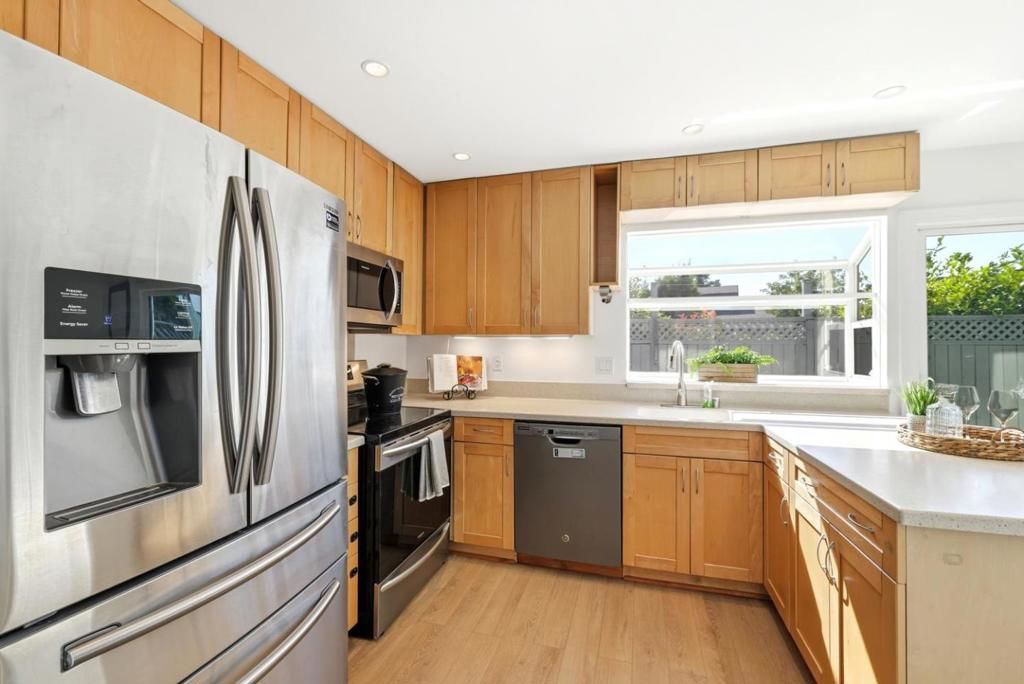 Image 11 of property listing at 953 Diaz Lane, Foster City, CA 94404