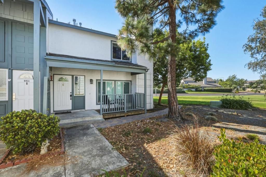 Image 3 of property listing at 953 Diaz Lane, Foster City, CA 94404