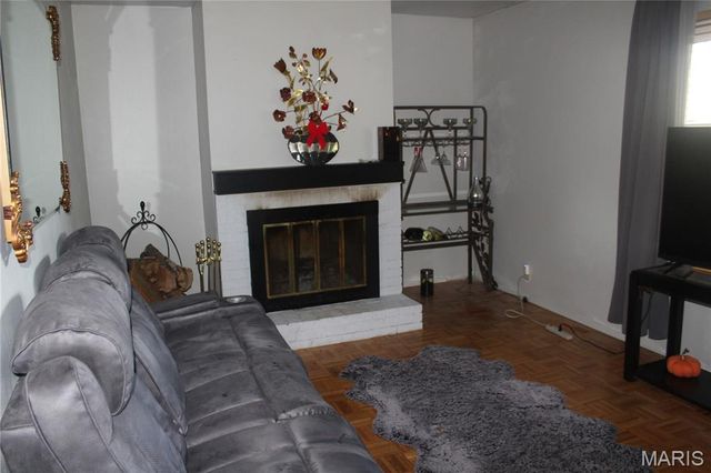 6 Cornflower Court, Florissant, MO 63033