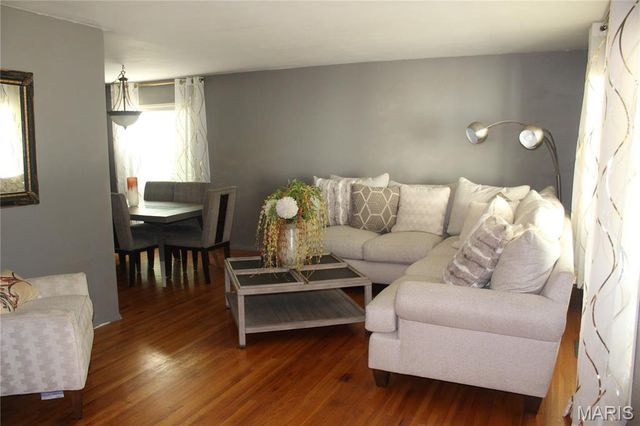 6 Cornflower Court, Florissant, MO 63033