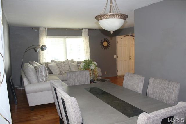 6 Cornflower Court, Florissant, MO 63033