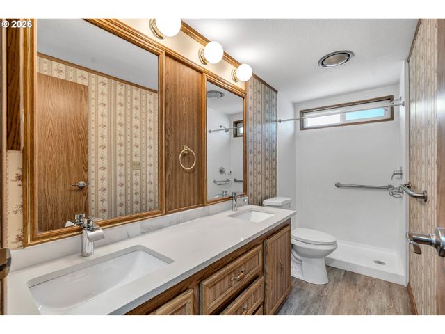 21100 Ne SANDY Blvd 6, Fairview, OR 97024