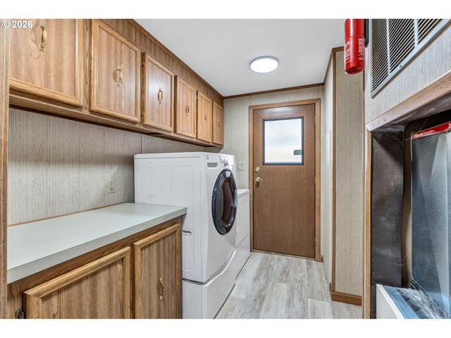 21100 Ne SANDY Blvd 6, Fairview, OR 97024