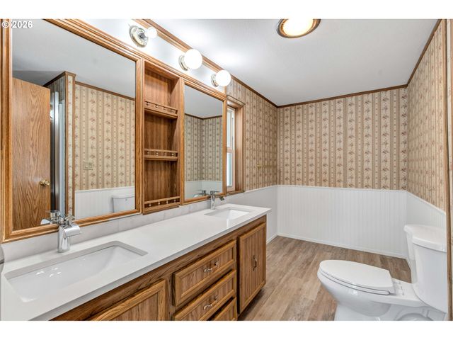 21100 Ne SANDY Blvd 6, Fairview, OR 97024