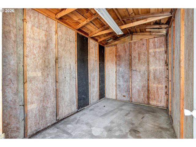 21100 Ne SANDY Blvd 6, Fairview, OR 97024