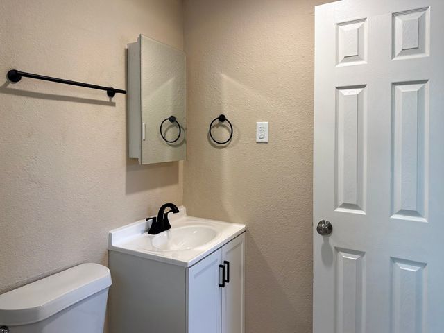 108 Jenny Kay Lane, Irving, TX 75060