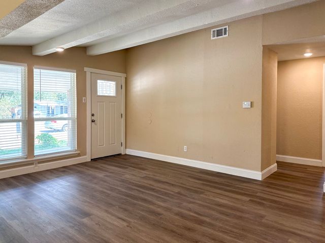 108 Jenny Kay Lane, Irving, TX 75060