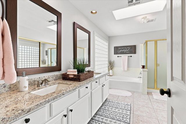 692 W HONEYSUCKLE Drive, Chandler, AZ 85248