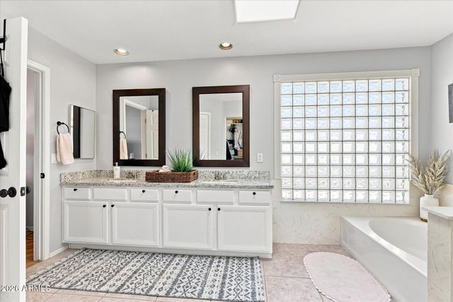 692 W HONEYSUCKLE Drive, Chandler, AZ 85248