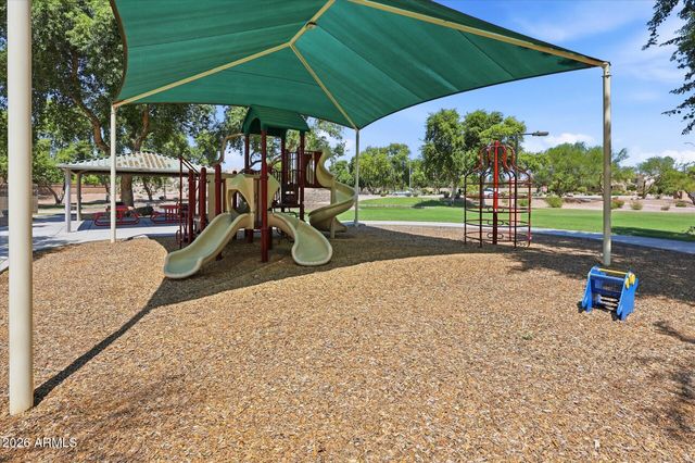 692 W HONEYSUCKLE Drive, Chandler, AZ 85248
