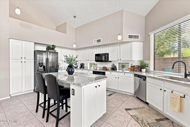 692 W HONEYSUCKLE Drive, Chandler, AZ 85248