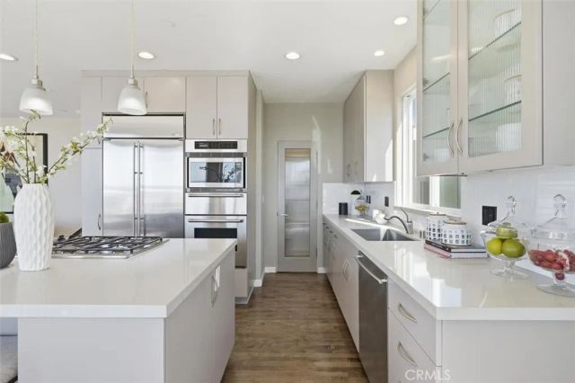 2406 Ocean Drive, Manhattan Beach, CA 90266